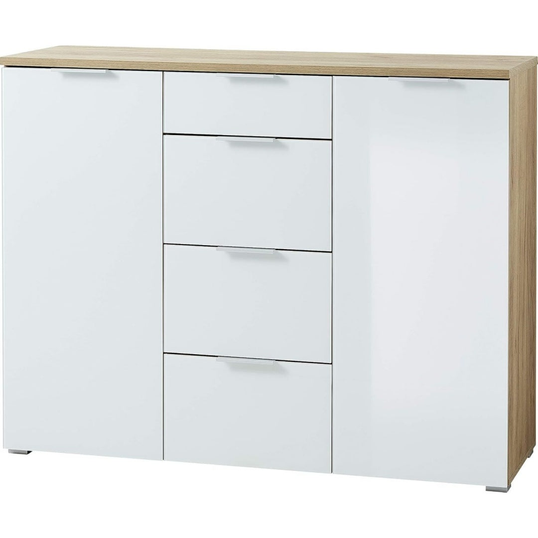 Beschichtete Flaechen und verstellbare Ablagen an dem Sideboard