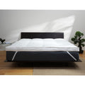 Die Matratzenauflage misst 90 x 200 cm