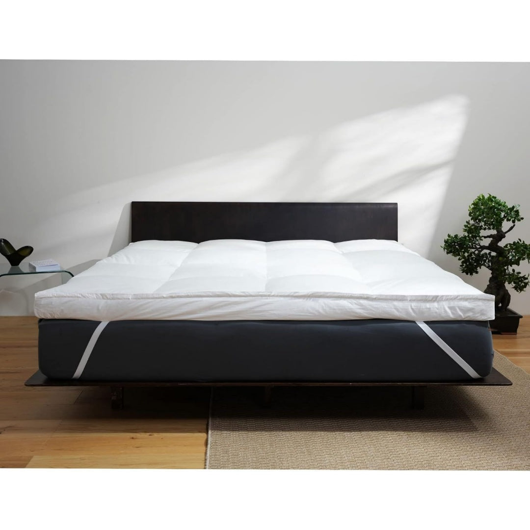 Die Matratzenauflage misst 90 x 200 cm