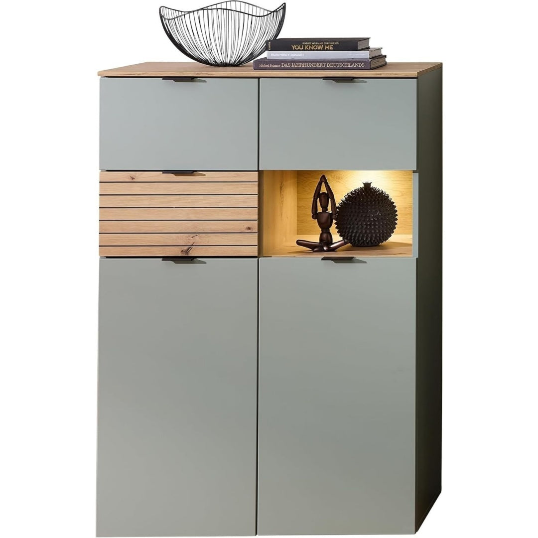 Metallgriffe treffen auf LED Beleuchtung an dem Hochschrank