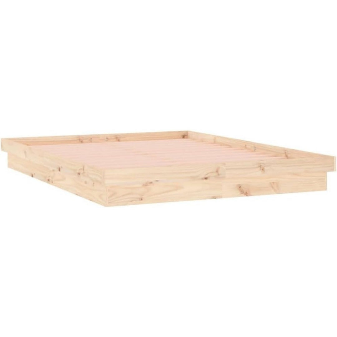 Das Bettgestell verbindet seine Form mit Massivholz