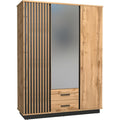 Strukturierte Fronten an dem Kleiderschrank