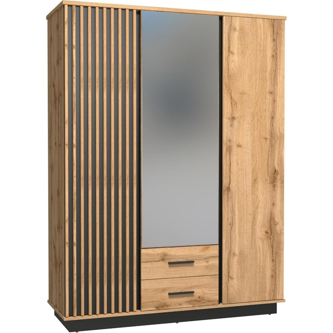 Strukturierte Fronten an dem Kleiderschrank