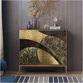 Geschlossener Stauraum praegt das Sideboard in Schwarz und Gold
