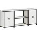 Ein Metallgestell ergaenzt die Vitrine