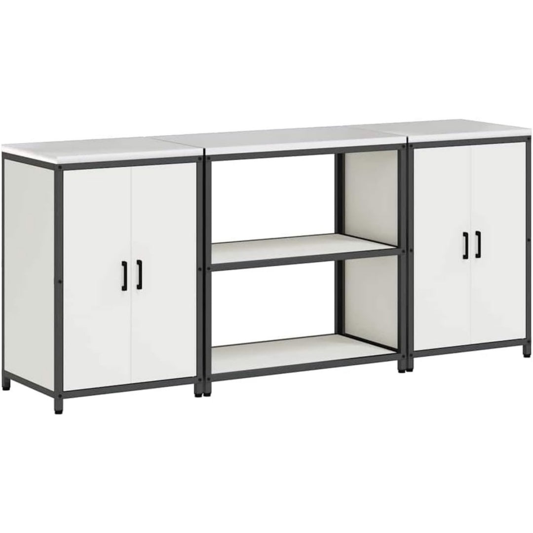 Ein Metallgestell ergaenzt die Vitrine