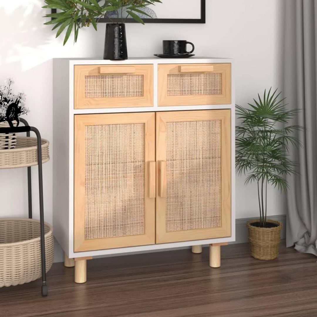 Geflochtene Elemente und Schubladen an dem Sideboard