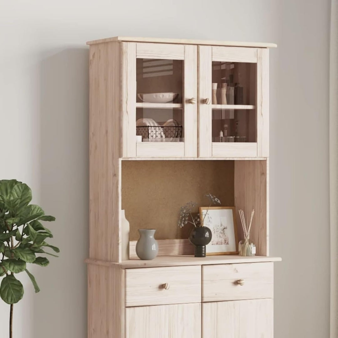 Die Gestaltung von der Vitrine wird durch Kiefernholz gepraegt