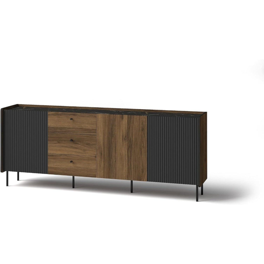 Ein Metallgestell praegt das Sideboard in Naturbraun und Schwarz