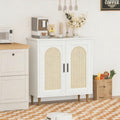 Geflochtene Elemente ergaenzen das Sideboard