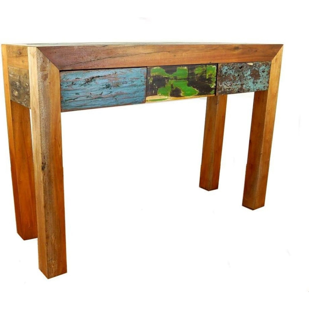 Das Sideboard nimmt mit 110 x 35 x 75 cm Gestalt an