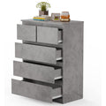 Grau bestimmt die Farbgebung von dem Hochschrank