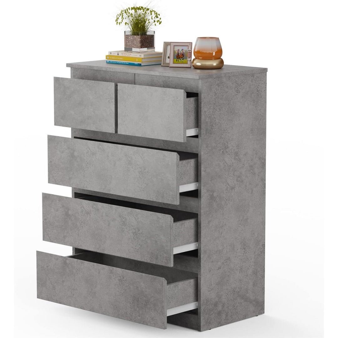 Grau bestimmt die Farbgebung von dem Hochschrank