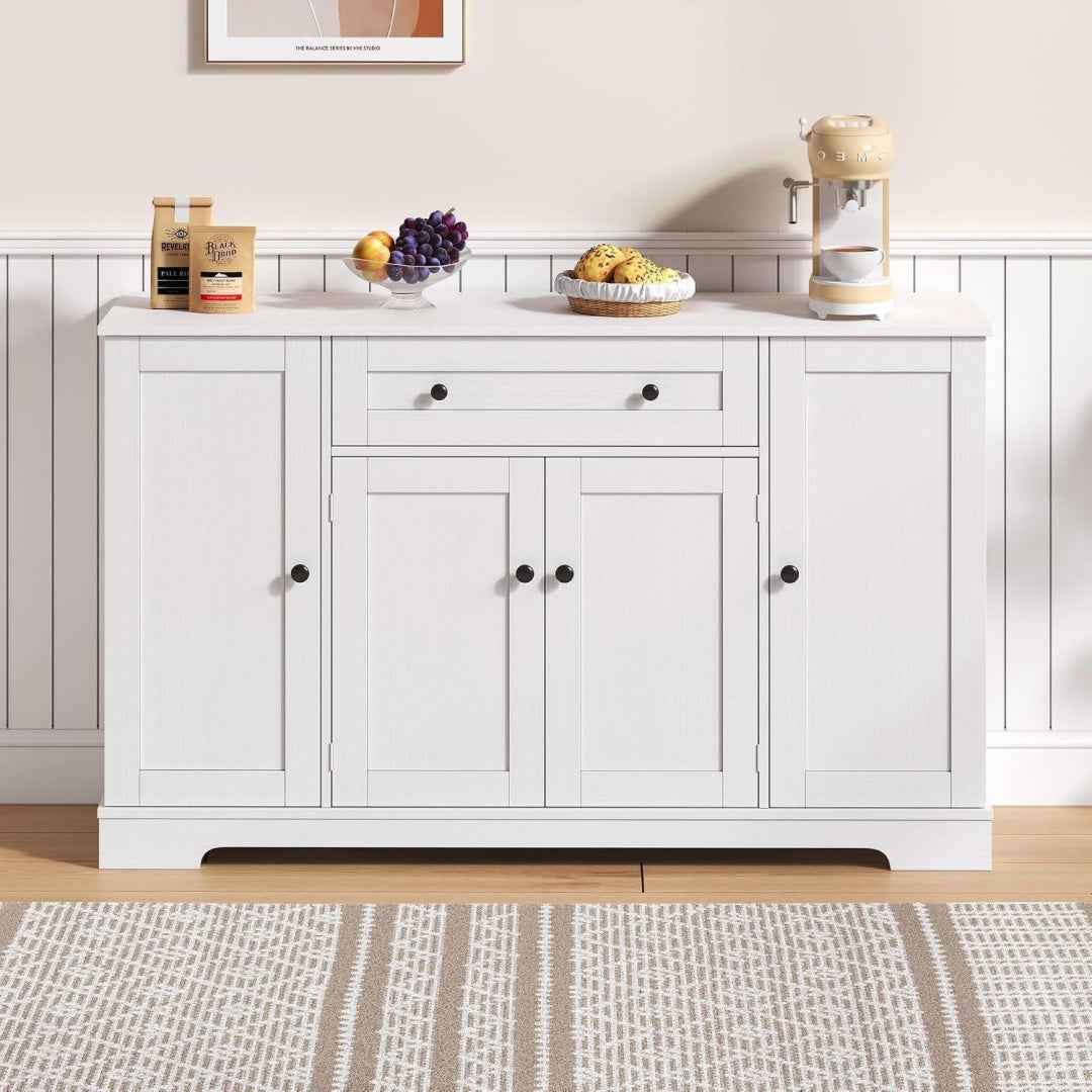 Das Sideboard vereint verstellbare Ablagen mit Schubladen