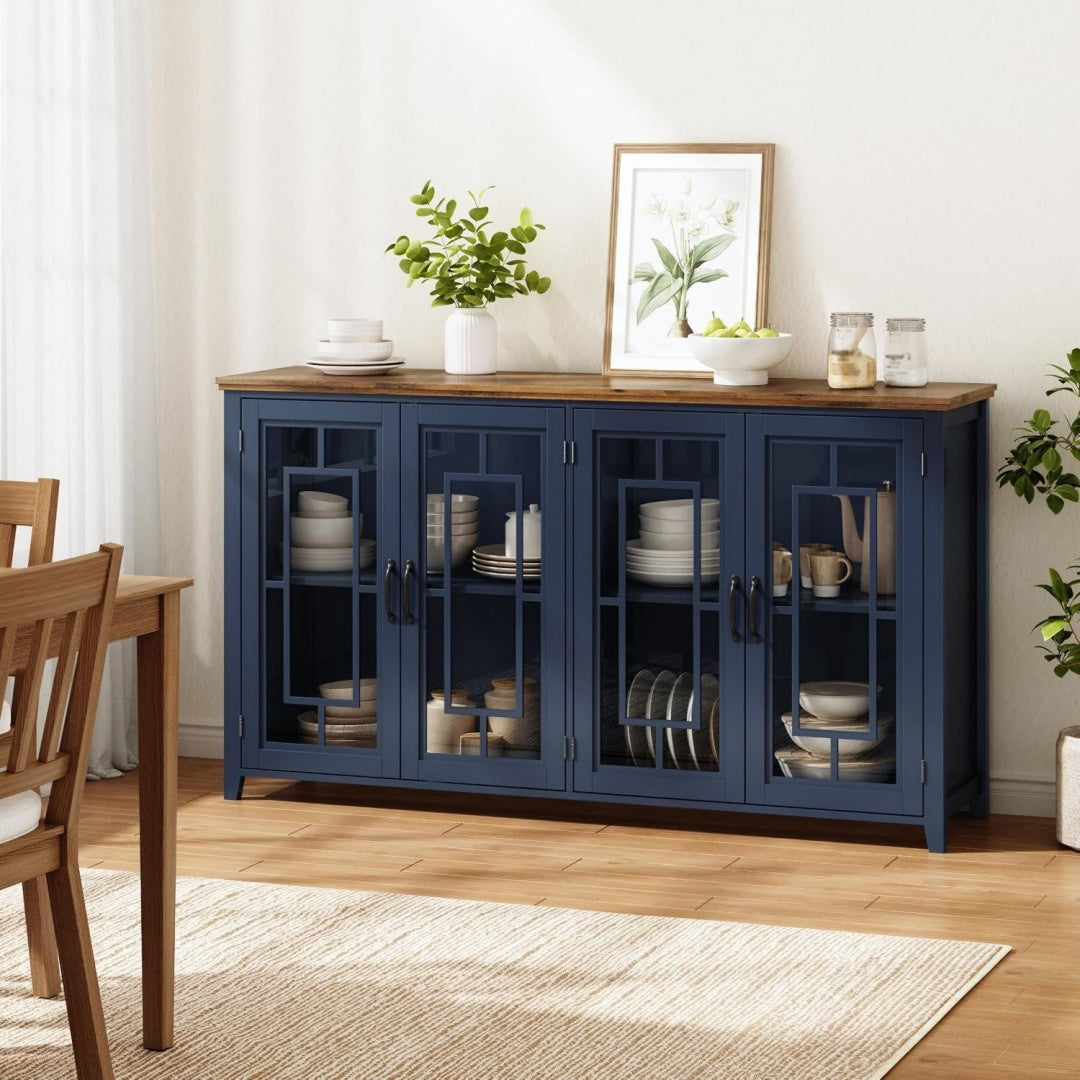 Holzoptik und Glastueren an dem Sideboard