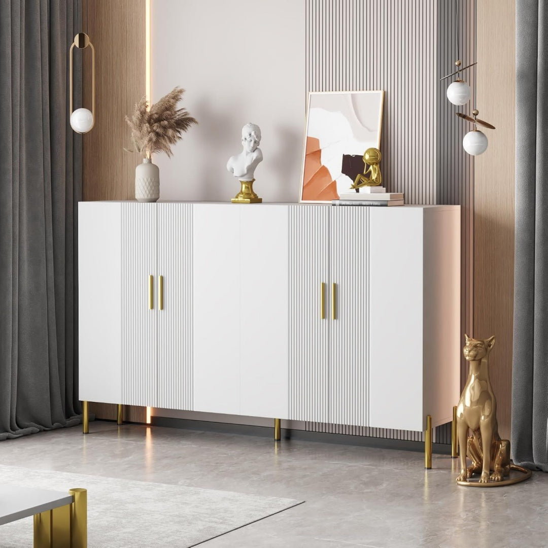 Matte Oberflaechen und Metallgriffe an dem Sideboard